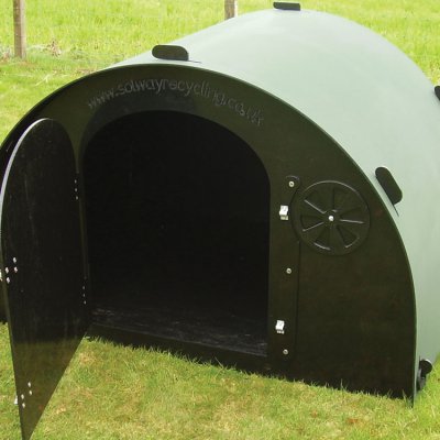 plastic pig shelter with floor door